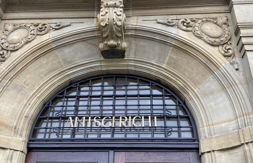 Erst um 660.000 Euro erleichtert, dann selbst angeklagt: Posse am Amtsgericht endet mit Freispruch zweiter Klasse