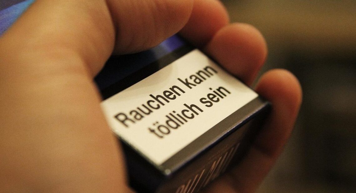 Raucherwarnung auf Zigarettenschachtel (Archiv)