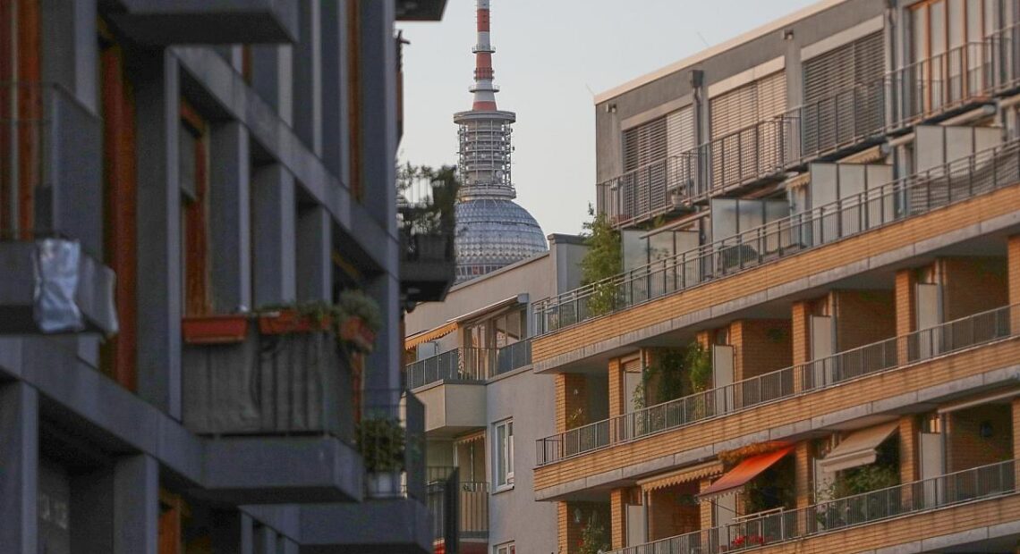 Wohnhäuser mit Berliner Fernsehturm (Archiv)