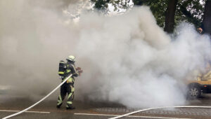 Hohe Flammen und starker Wind erschweren Feuerwehr-Einsatz bei Autobrand