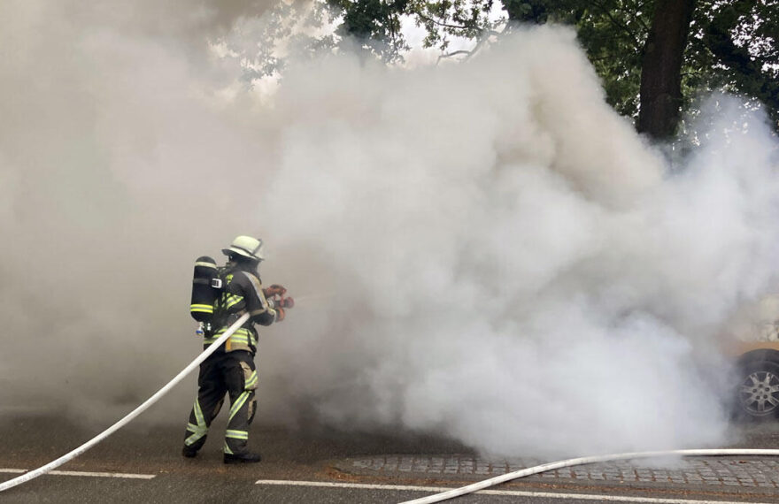 Hohe Flammen und starker Wind erschweren Feuerwehr-Einsatz bei Autobrand